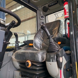 100型轮式抓木机